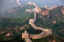 De Chinese muur kronkelt door de bergen